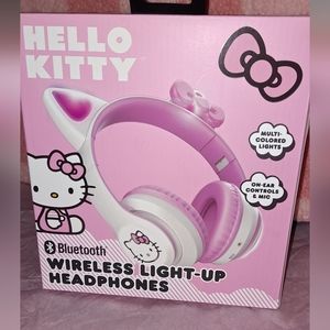 New in box Hello Kitty Limited Edition Cat Ear Bow Wireless light Up Hea…